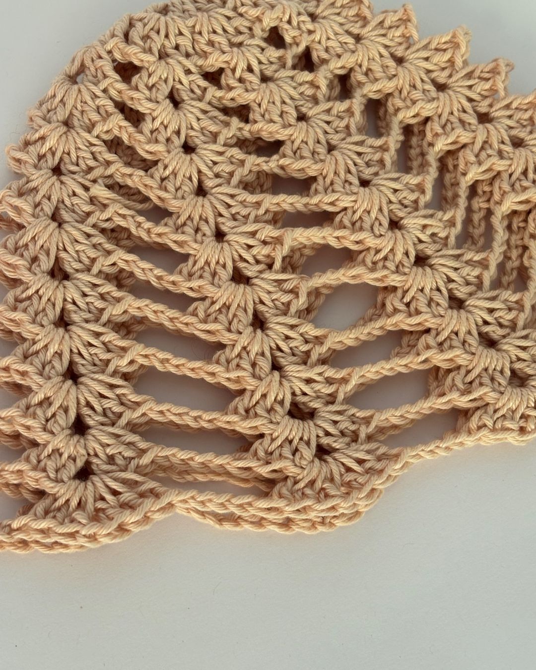 Cata Cream Mesh Hat: Gorro en Tendencia en Crochet