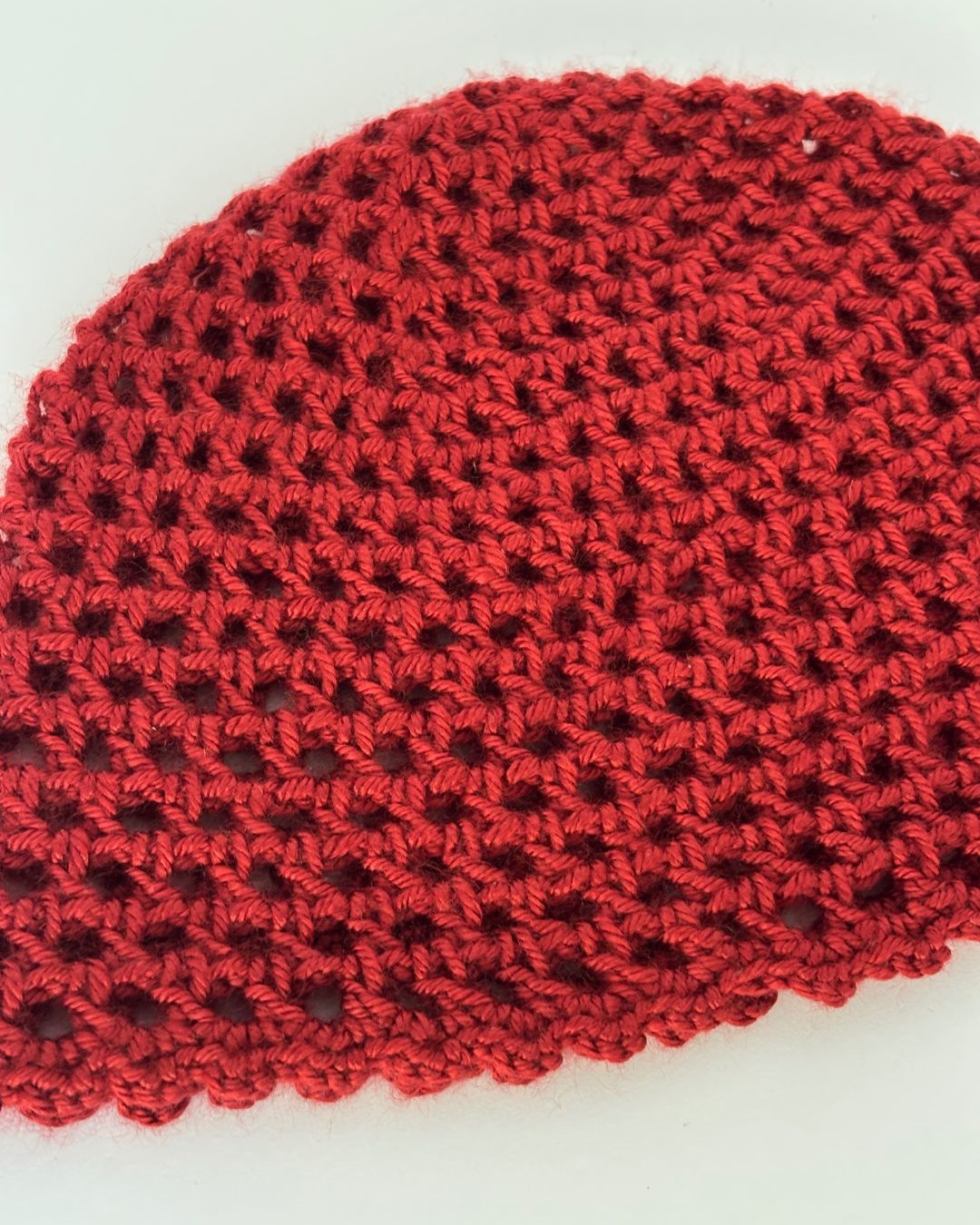 Renatta Rubro Mesh Hat: Gorro Rojo Vino en Tendencia en Crochet