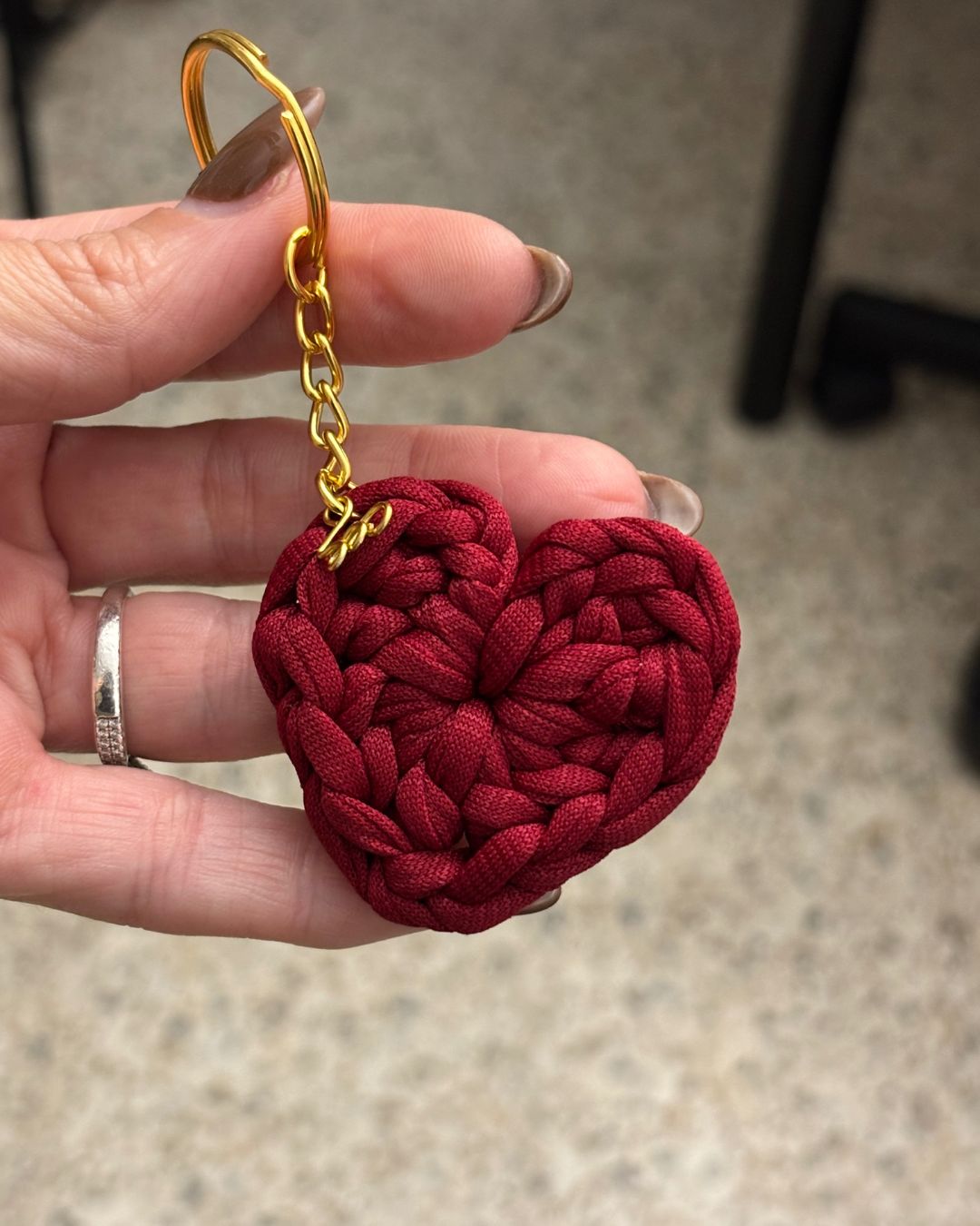 Llavero de Corazón Tejido a Mano Color Burgundy Atta