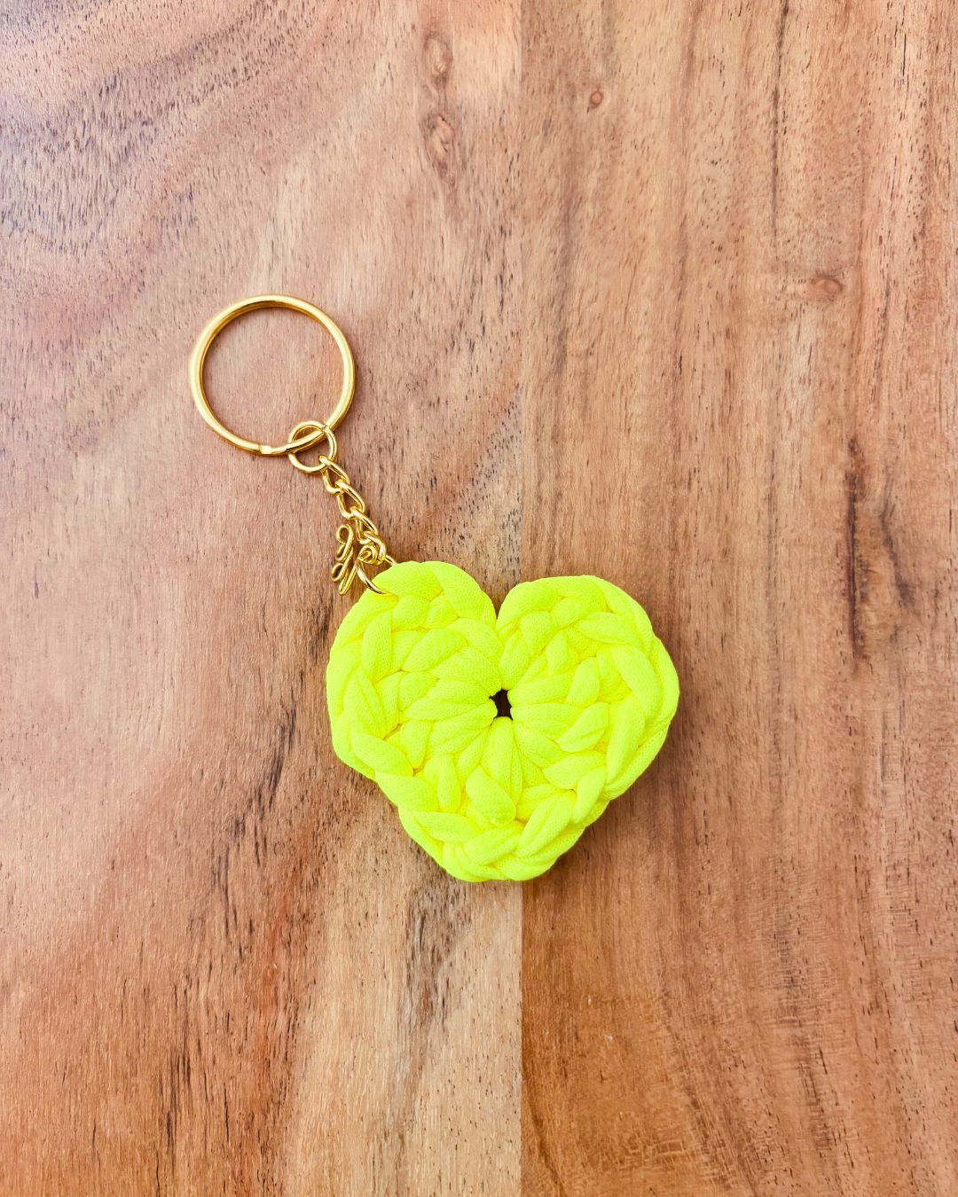 Llavero de Corazón Tejido a Mano Color Verde Neón Atta