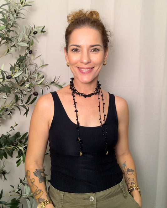 Collar Rut: Mil Formas (Tonos: Negro y Dorado, Bead de Corazón Negro & Hilo: Negro) - Tejido a Mano en Crochet con Piedras, Cristales y Semipreciosas