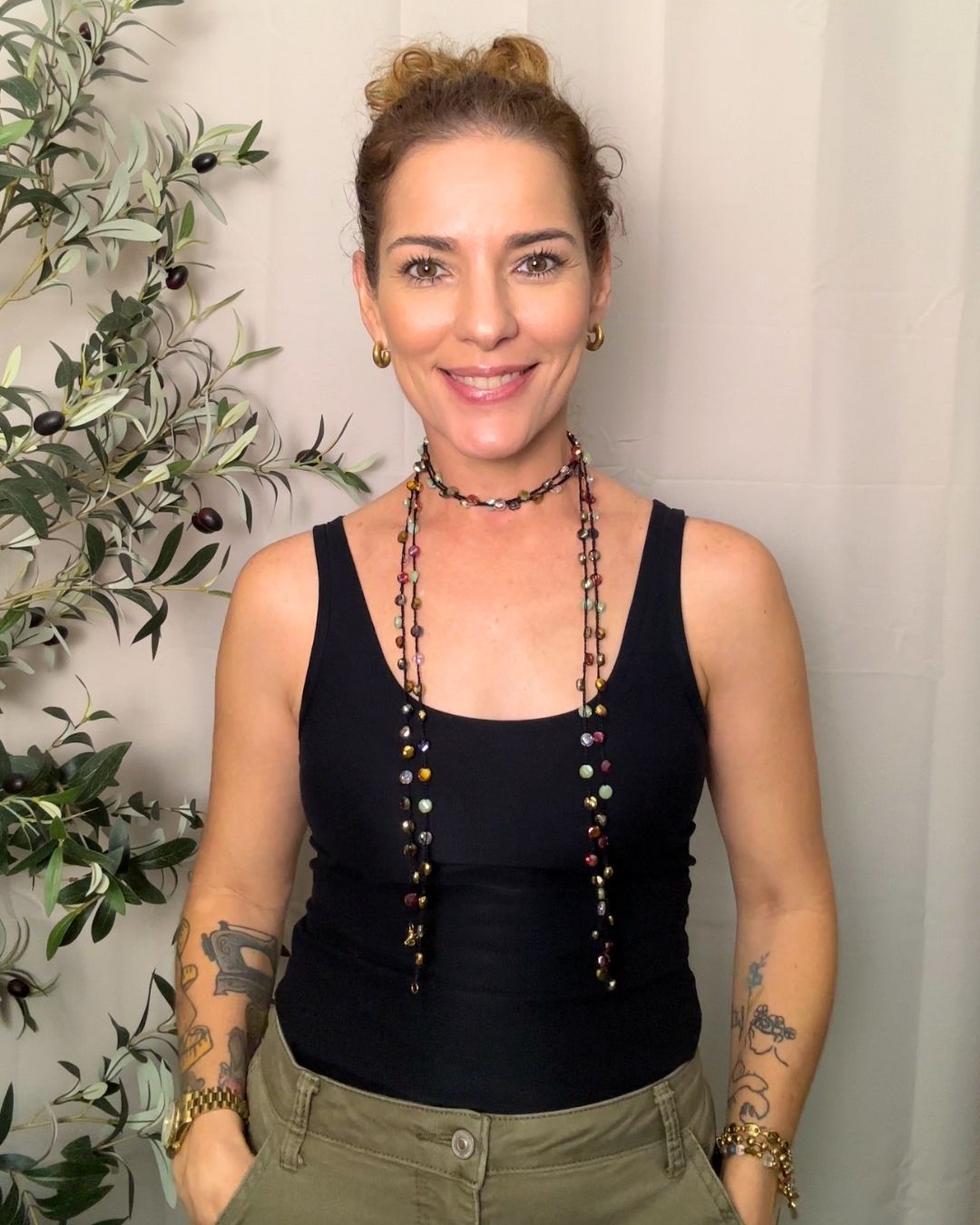 Collar Rut: Mil Formas (Tonos: Verde Chatré, Rosas, Rojos & Hilo: Negro) - Tejido a Mano en Crochet con Piedras, Cristales y Semipreciosas