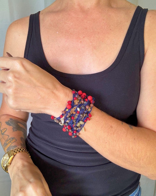 Collar Rut: Mil Formas (Tonos: Rojo, Marrones, Cremas Bead de Estrella Dorada Negro & Hilo: Azul) - Tejido a Mano en Crochet con Piedras, Cristales y Semipreciosas
