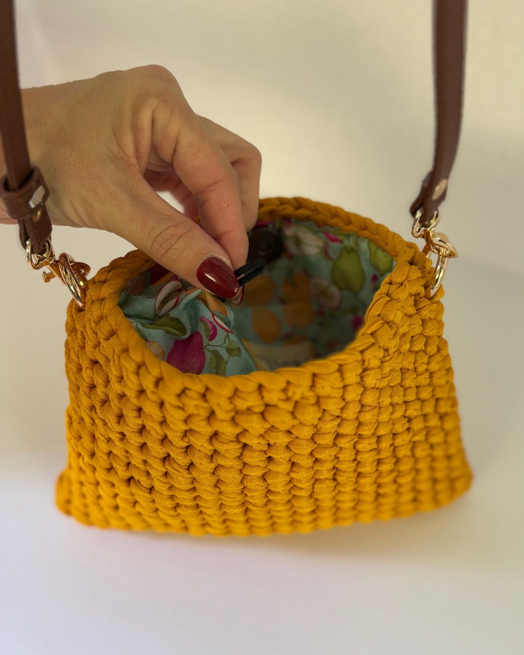 Magdalena Cartera Crossbody en Crochet con Trapillo Brasileño