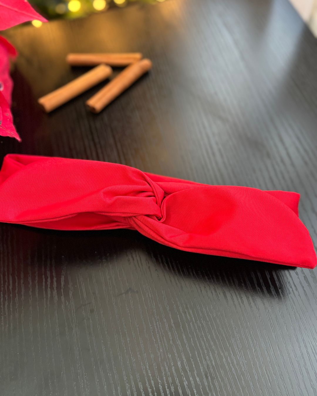 PRE ORDEN: Rita Wire Headband Color Rojo – Bandana Artesanal con Alambre y Hair Clips Antideslizantes | Veurora