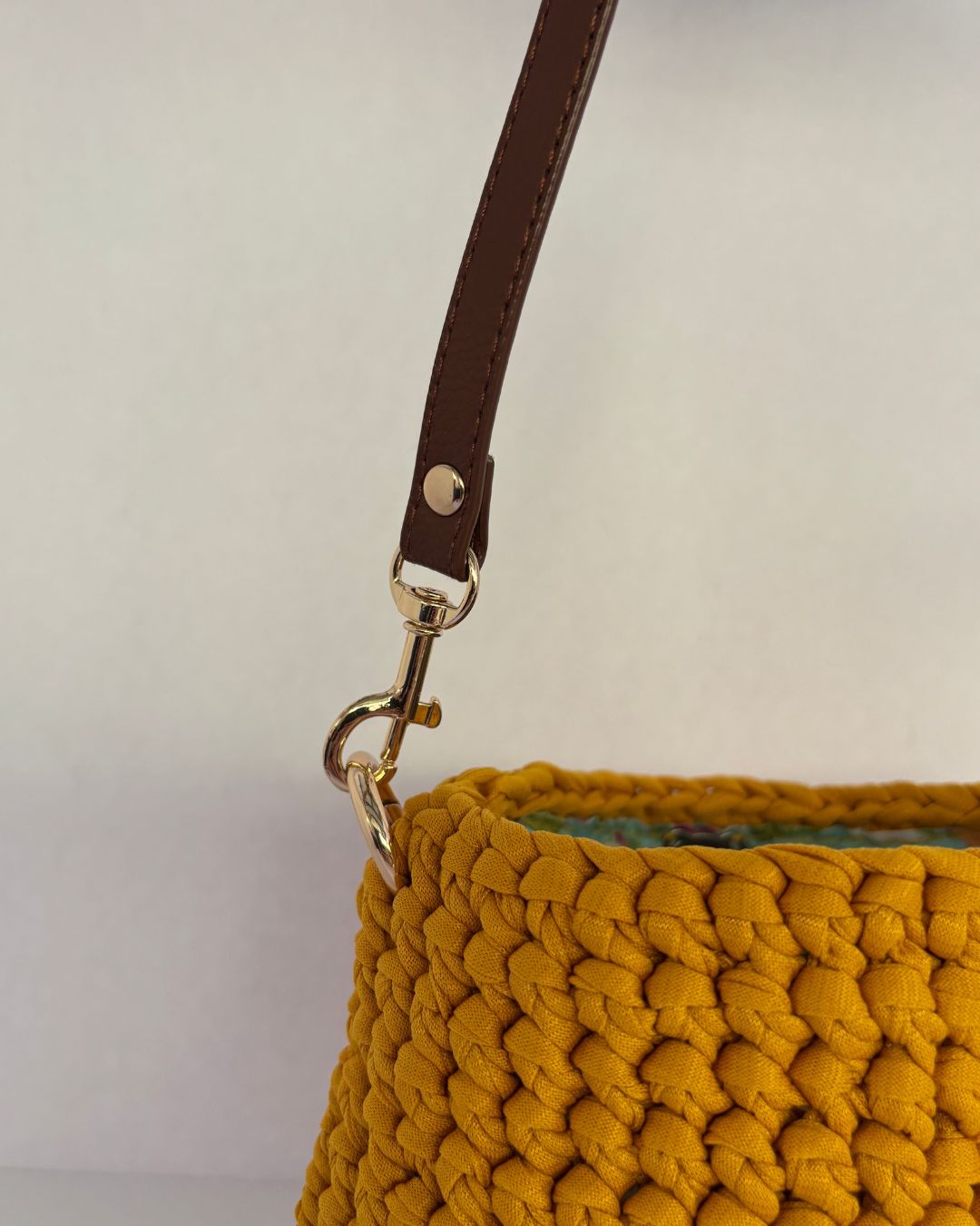 Magdalena Cartera Crossbody en Crochet con Trapillo Brasileño