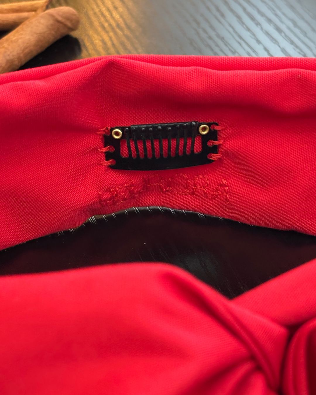 PRE ORDEN: Rita Wire Headband Color Rojo – Bandana Artesanal con Alambre y Hair Clips Antideslizantes | Veurora