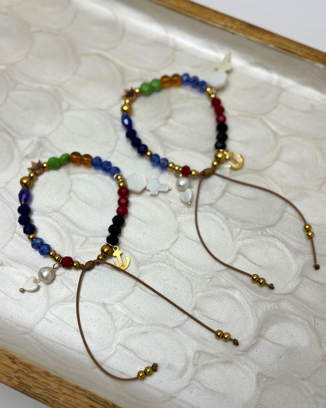 Pulsera Padre Nuestro en Hilo Crema, Beads y Charms