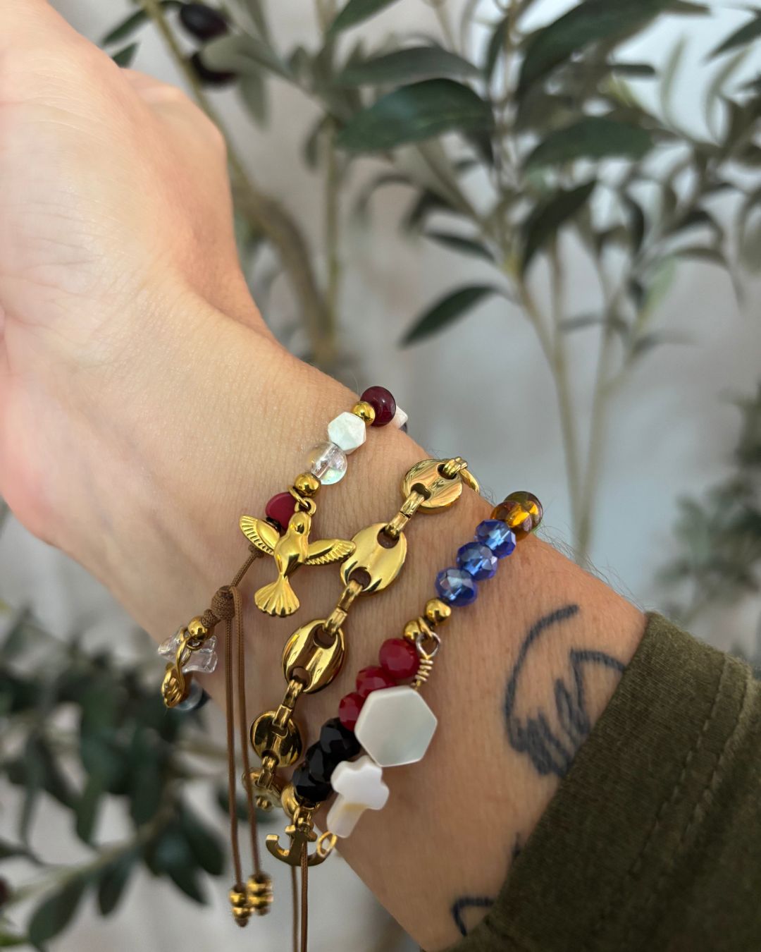 Pulsera Historia de Jesús en Hilo Crema, Beads y Charm de Paloma