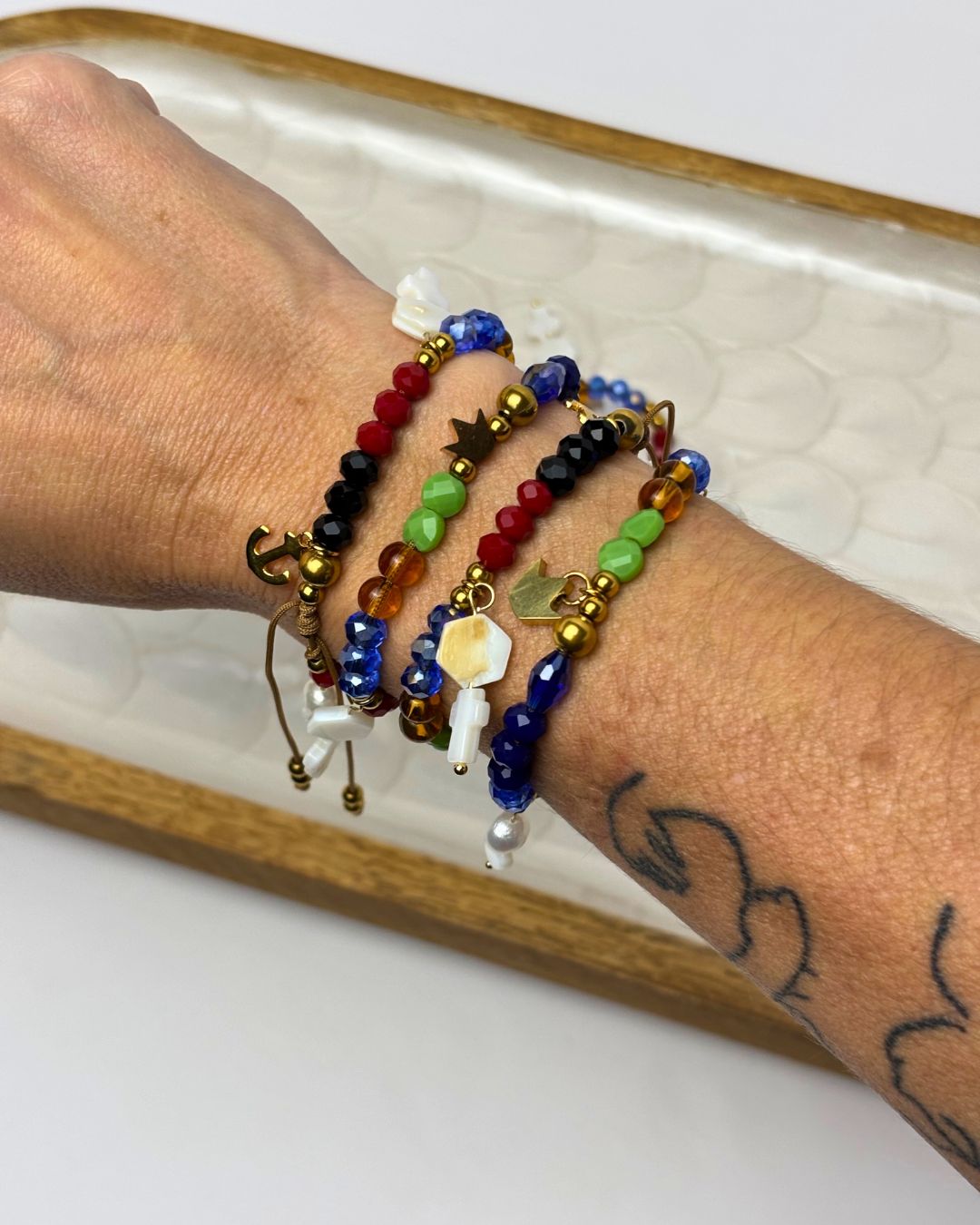 Pulsera Padre Nuestro en Hilo Crema, Beads y Charms