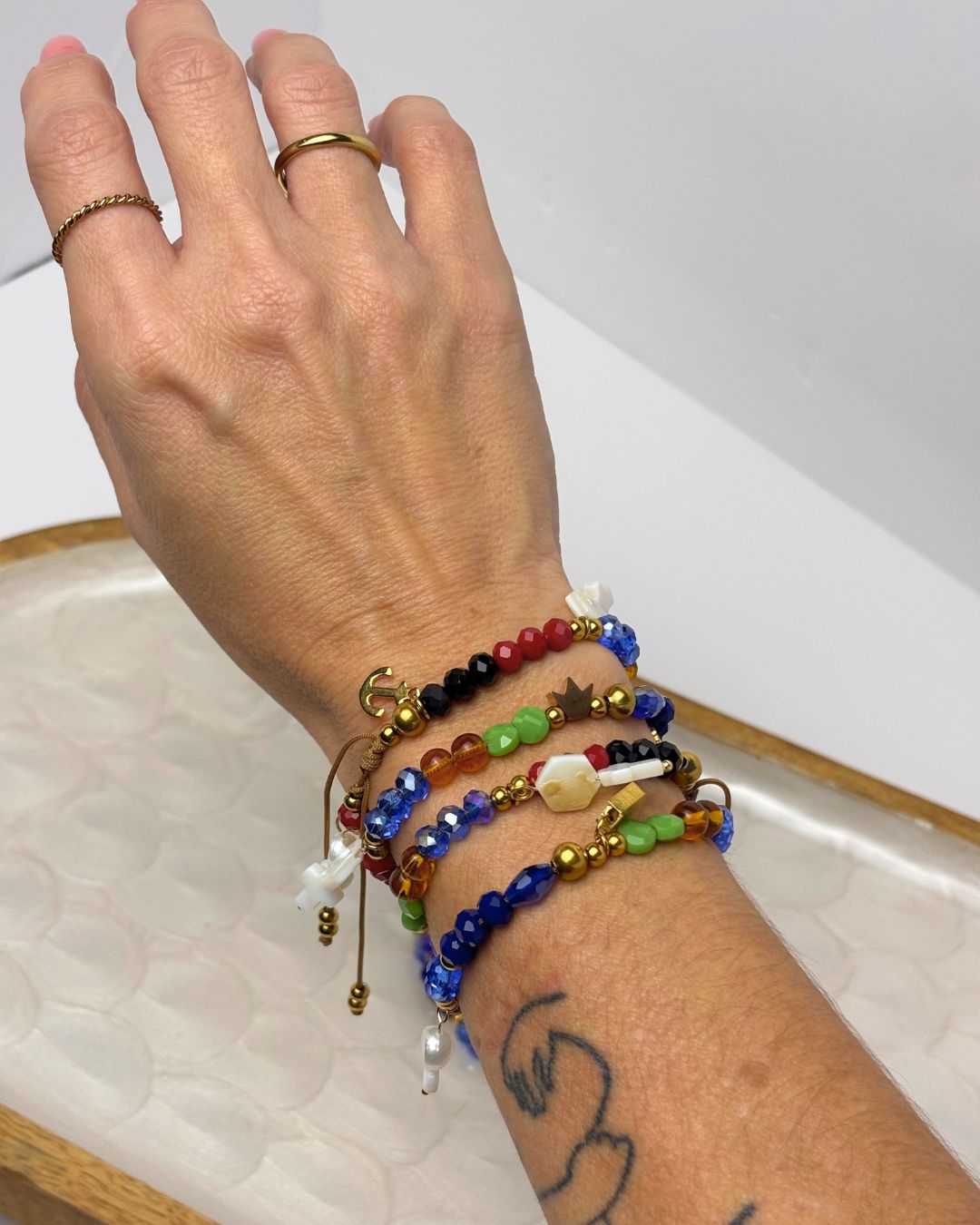 Pulsera Padre Nuestro en Hilo Crema, Beads y Charms