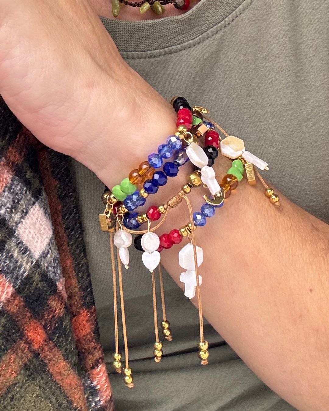 Pulsera Padre Nuestro en Hilo Crema, Beads y Charms