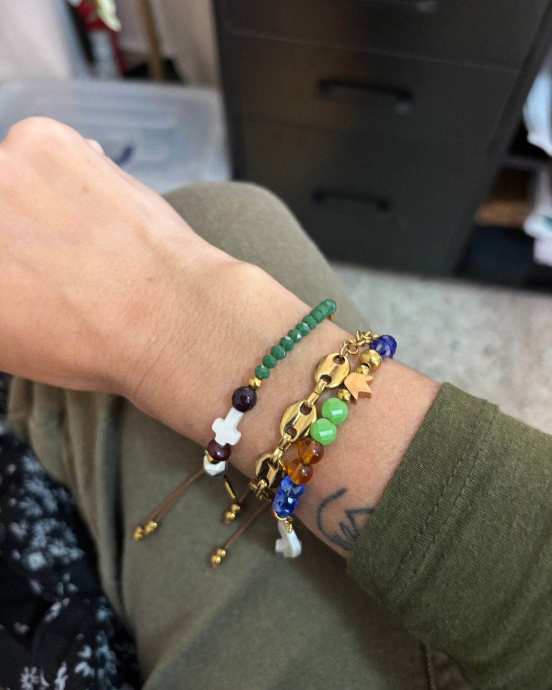 Pulsera Historia de Jesús en Hilo Crema, Beads y Charm de Paloma