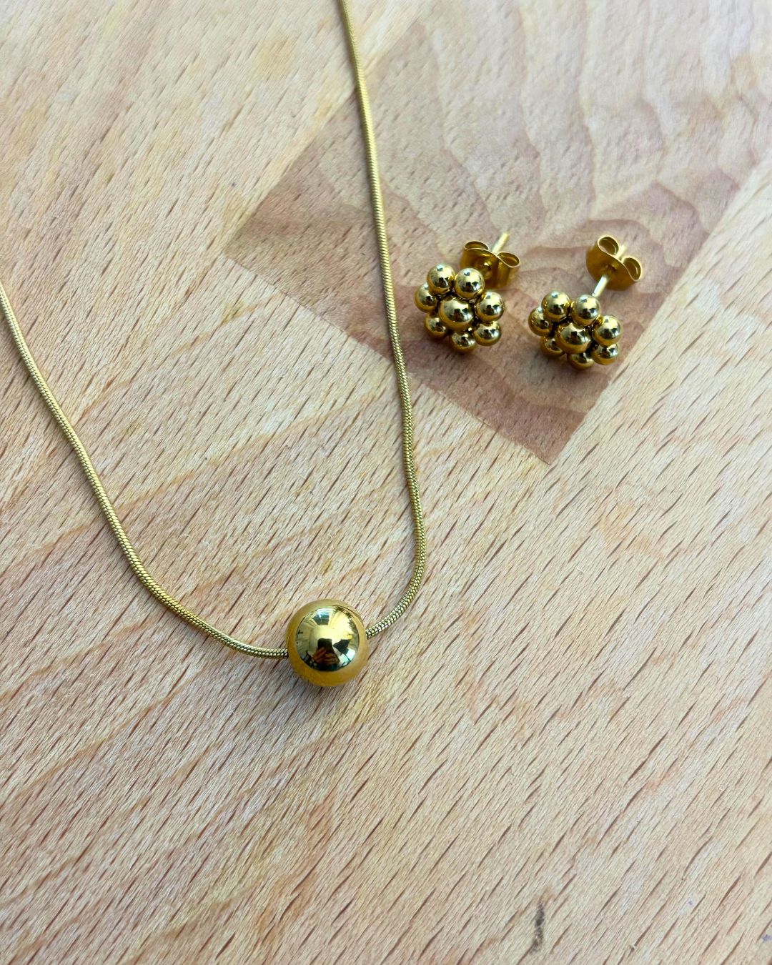 Bundle Lily con REGALO: Collar con Pendant de Bola y Pantallas de Dormilonas de Flor + REGALO Set de Dormilonas de Bolita Stainless Steel + 18K Gold Plated
