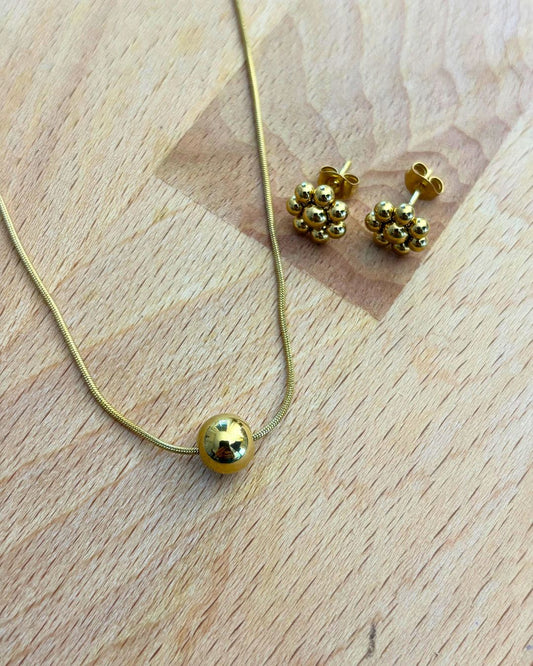 Bundle Lily con REGALO: Collar con Pendant de Bola y Pantallas de Dormilonas de Flor + REGALO Set de Dormilonas de Bolita Stainless Steel + 18K Gold Plated