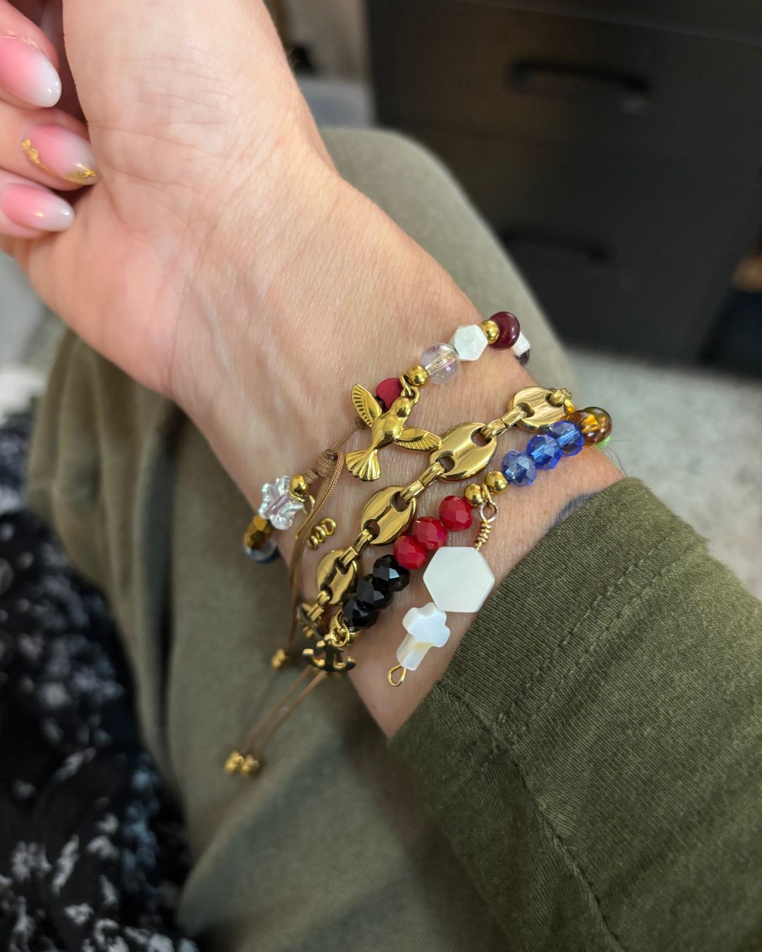 Pulsera Historia de Jesús en Hilo Crema, Beads y Charm de Paloma