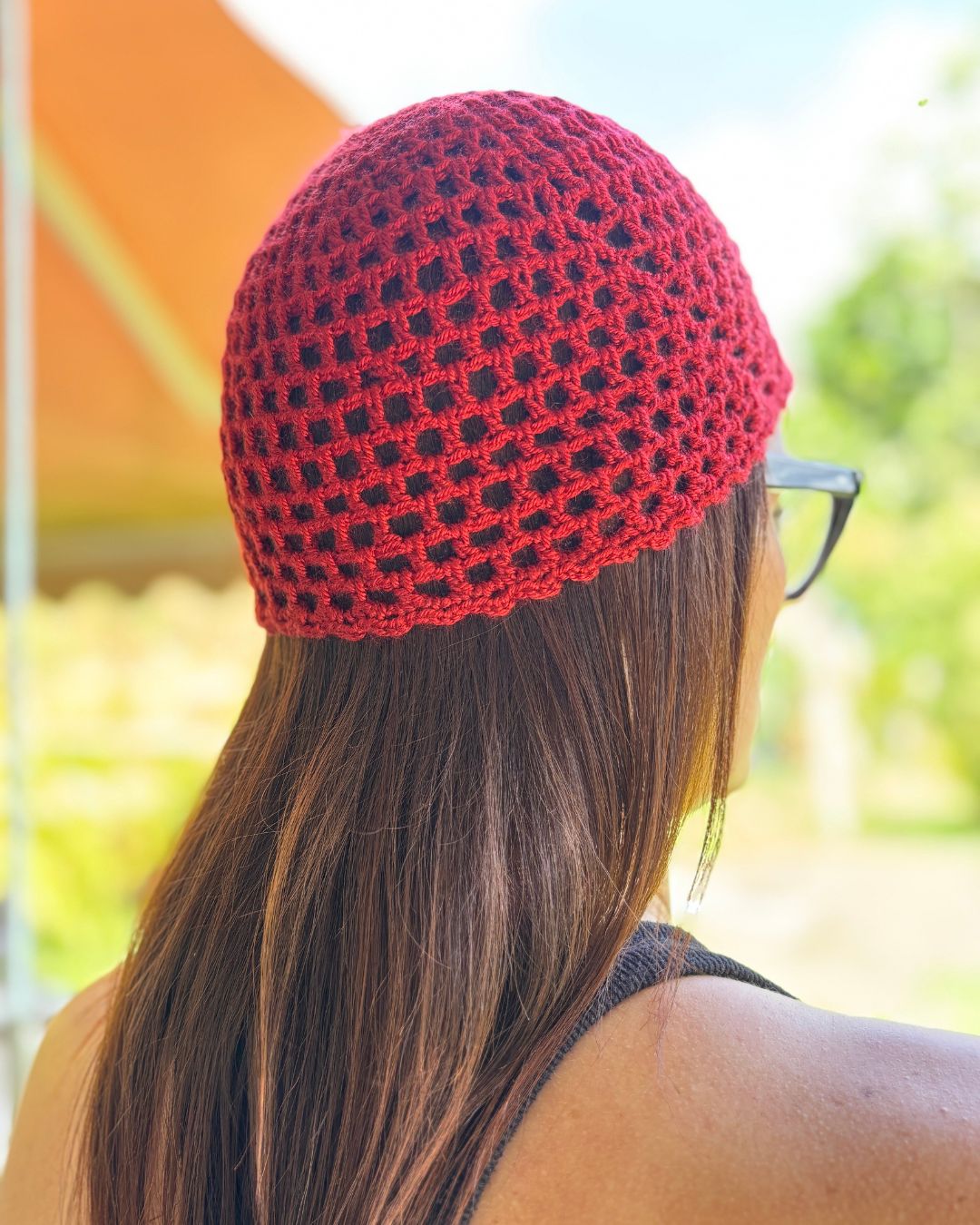 Renatta Rubro Mesh Hat: Gorro Rojo Vino en Tendencia en Crochet