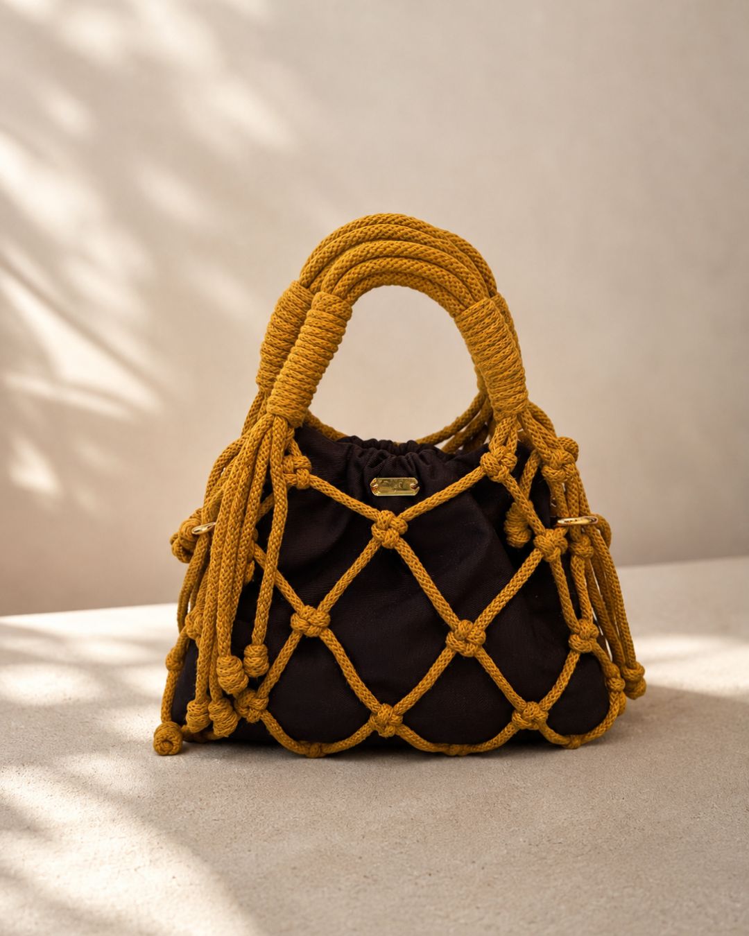 Lucía 3 en 1 Cross Body and Clutch Drawstring & Net Bag Color Mostaza Atta