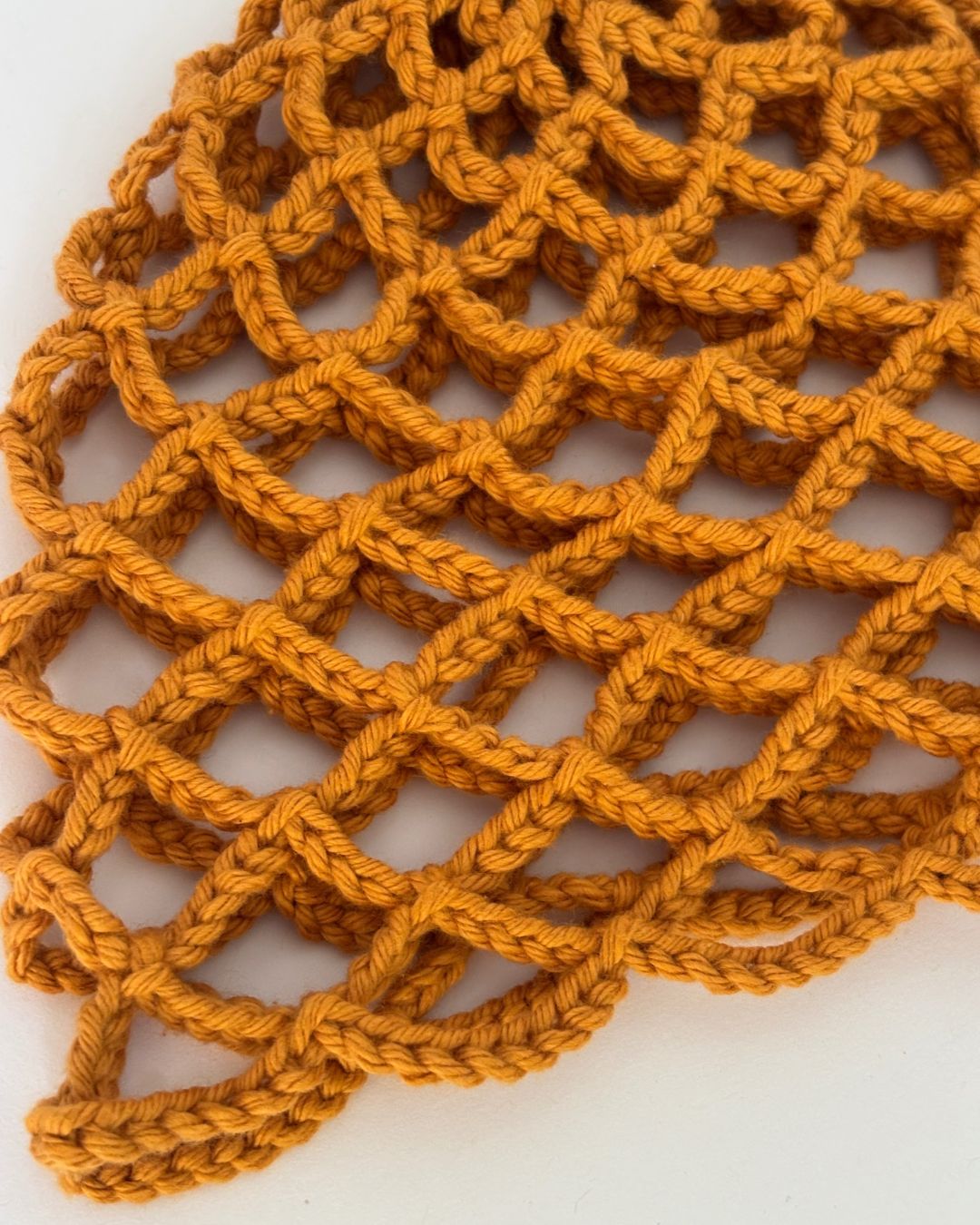 Ochre Net Mesh Hat: Gorro Mostaza en Tendencia en Crochet