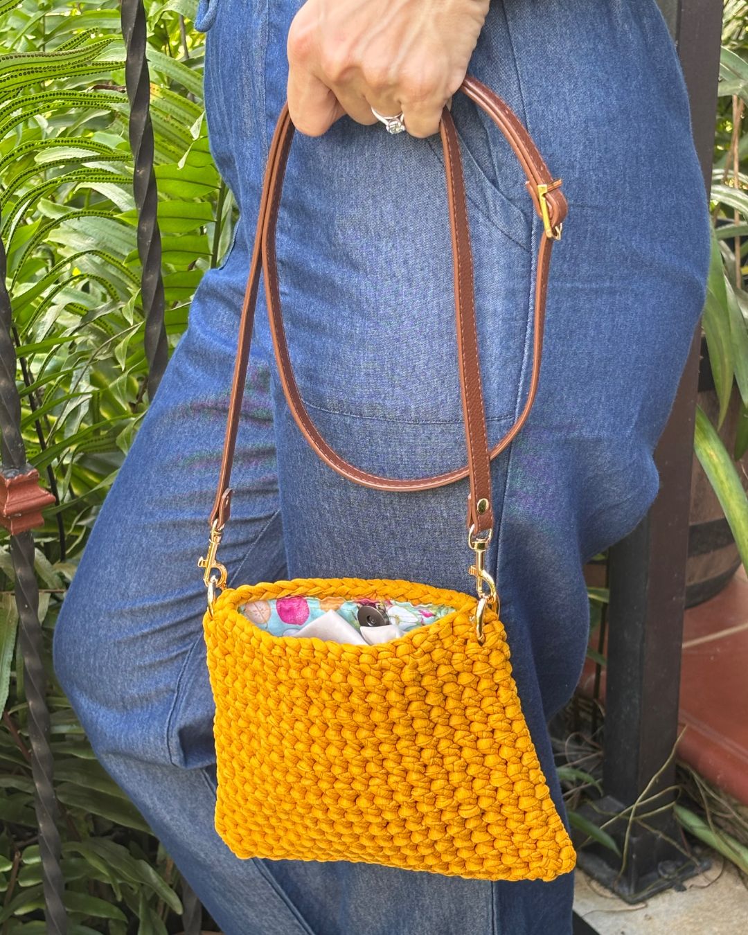 Magdalena Cartera Crossbody en Crochet con Trapillo Brasileño