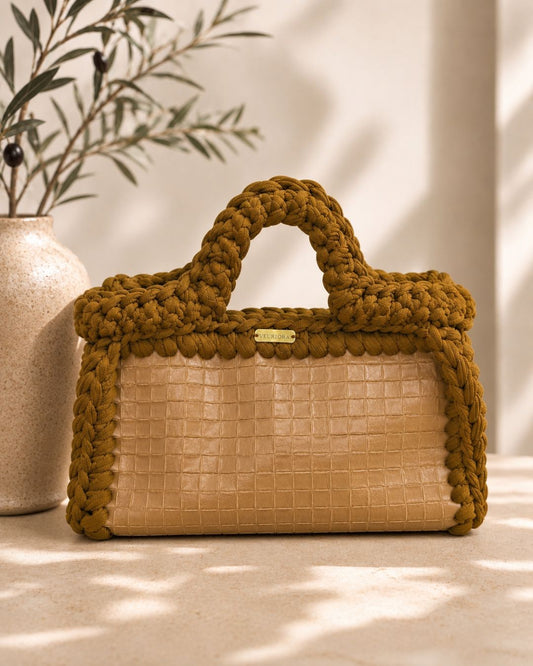 PRE ORDEN - Elena Pequeña Camello: Vinyl and Crochet Bag 3 en 1 Cross Body, Clutch and Shoulder