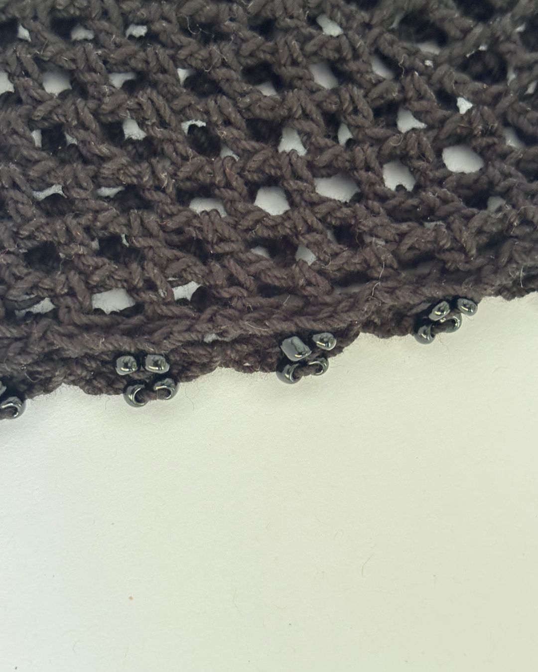 Renatta Black Pearl Mesh Hat: Gorro Negro con Perlas de Imitación en Tendencia en Crochet