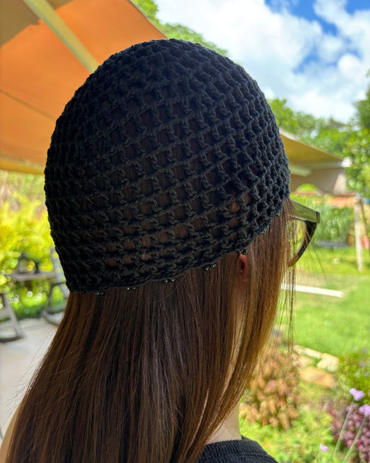 Renatta Black Pearl Mesh Hat: Gorro Negro con Perlas de Imitación en Tendencia en Crochet
