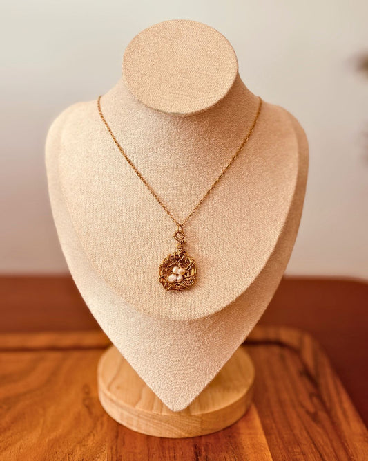 Cadena "Nido de Amor" - En Alambrado a Mano y Perlas Pequeñas de Agua Dulce Atta
