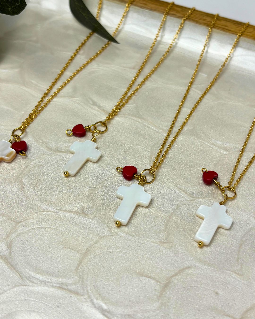 Fué por Amor Cadena Stainless Steel, Cruz Shell y Corazón Rojo Pequeño Madera