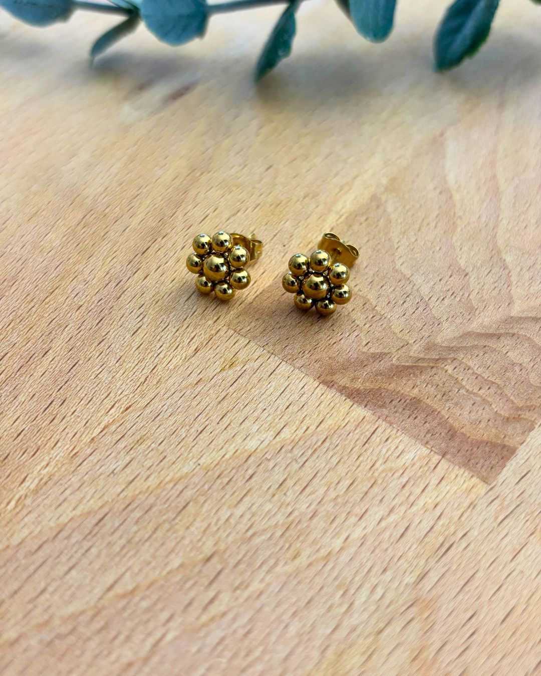 Bundle Lily con REGALO: Collar con Pendant de Bola y Pantallas de Dormilonas de Flor + REGALO Set de Dormilonas de Bolita Stainless Steel + 18K Gold Plated