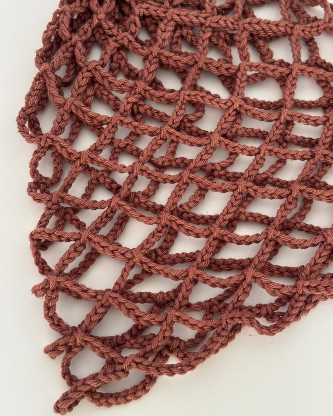 Mauve Net Mesh Hat: Gorro en Tendencia en Crochet