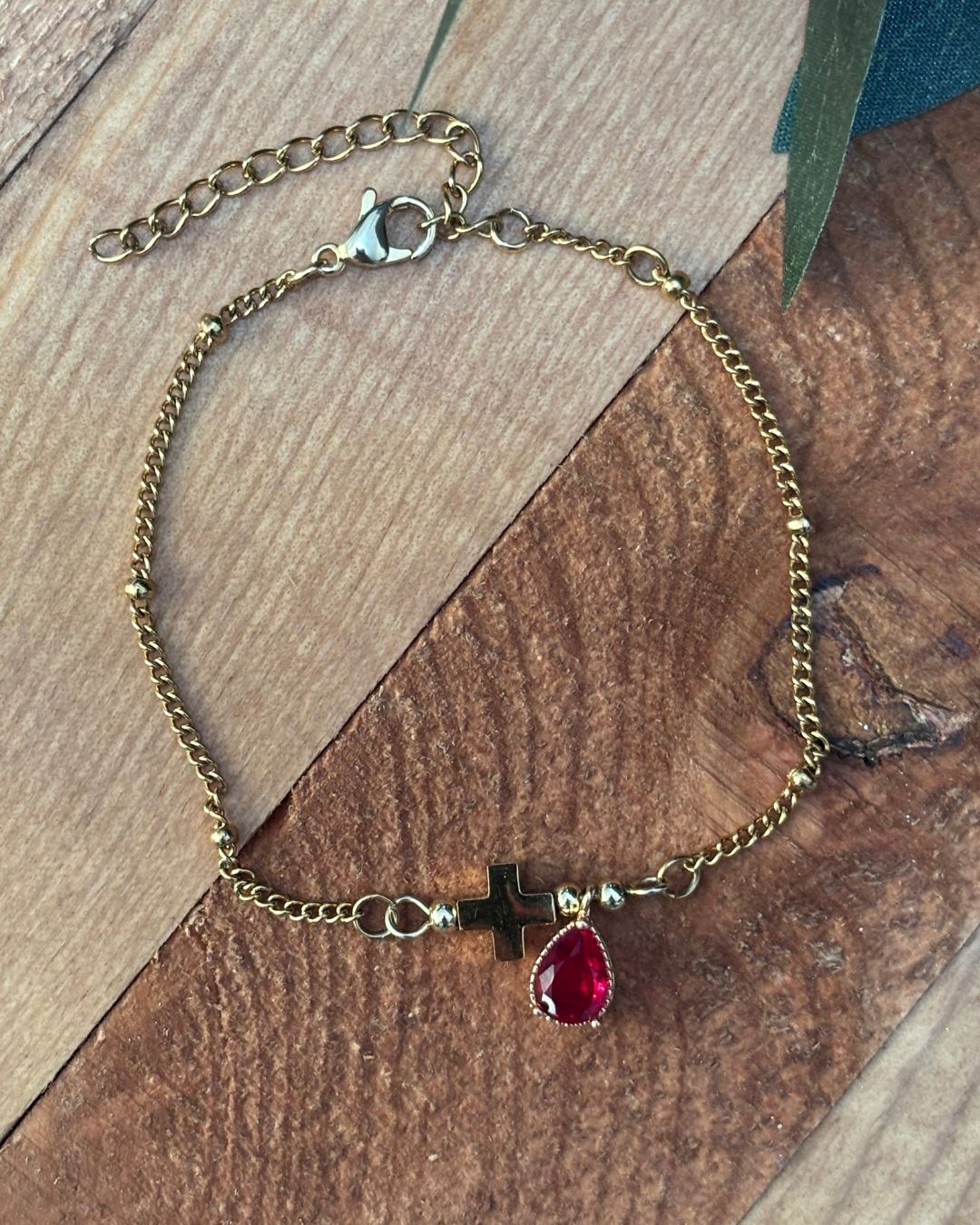 Pulsera "Fue por Amor" Oro - Stainless Steel y Piedra Roja Cristal