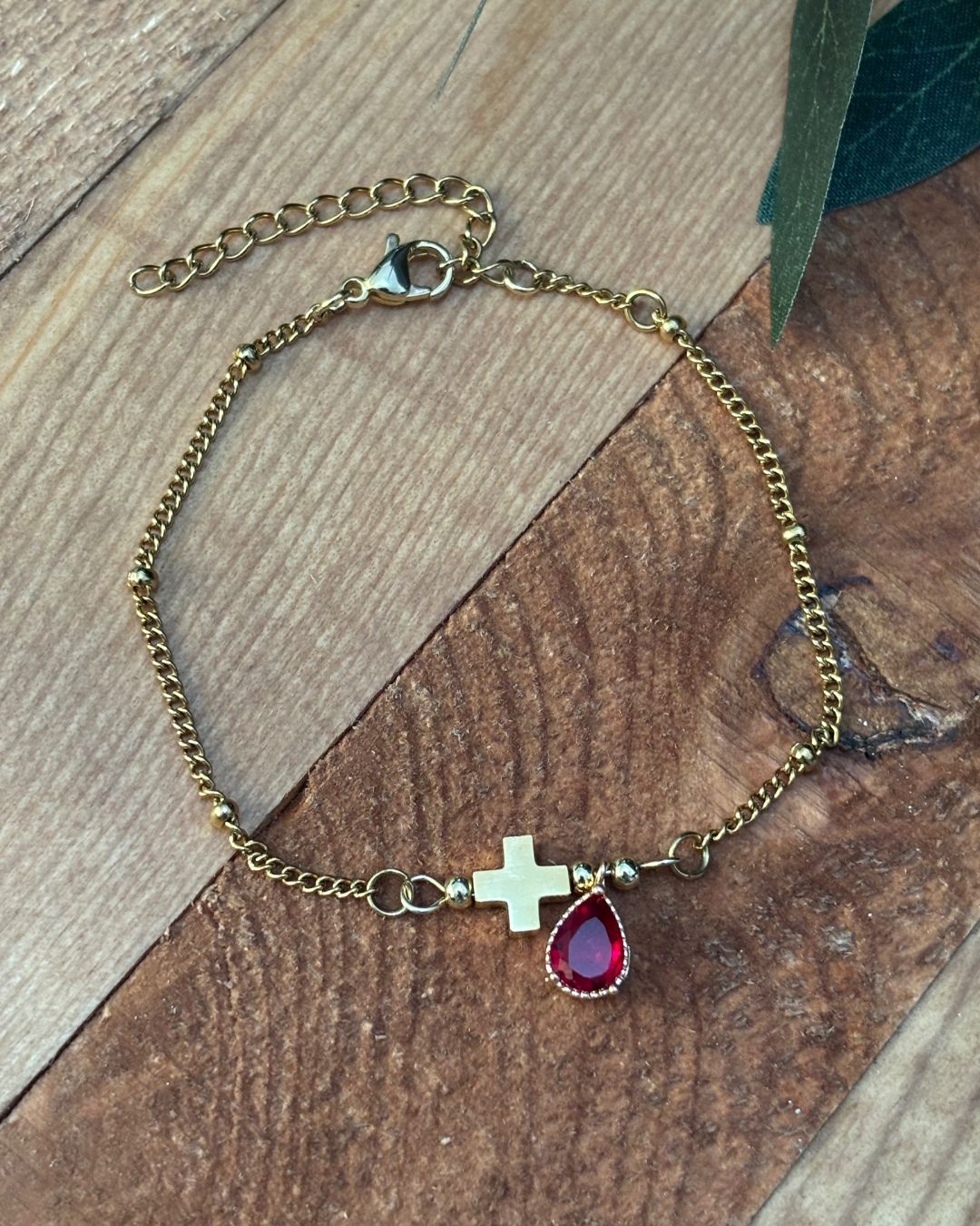 Pulsera "Fue por Amor" Oro - Stainless Steel y Piedra Roja Cristal