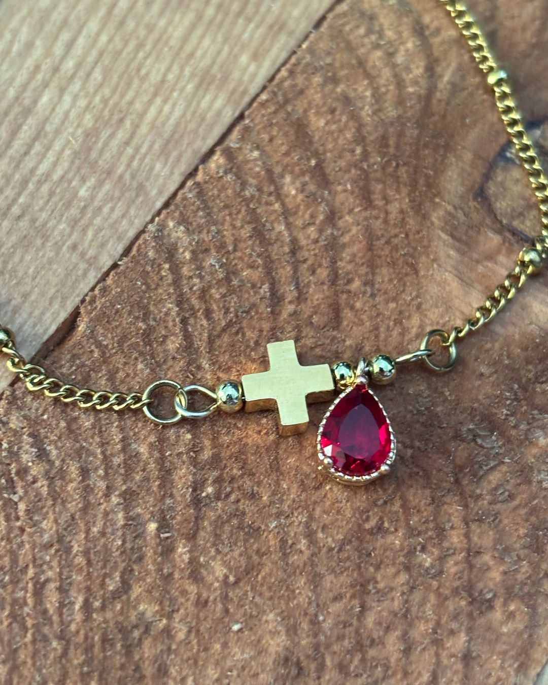 Pulsera "Fue por Amor" Oro - Stainless Steel y Piedra Roja Cristal