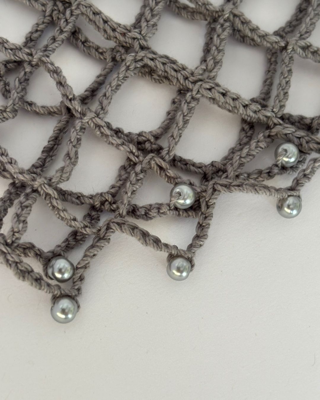 Blue Pearl Net Mesh Hat: Gorro Gris Perlas Azuladas de Imitación en Tendencia en Crochet