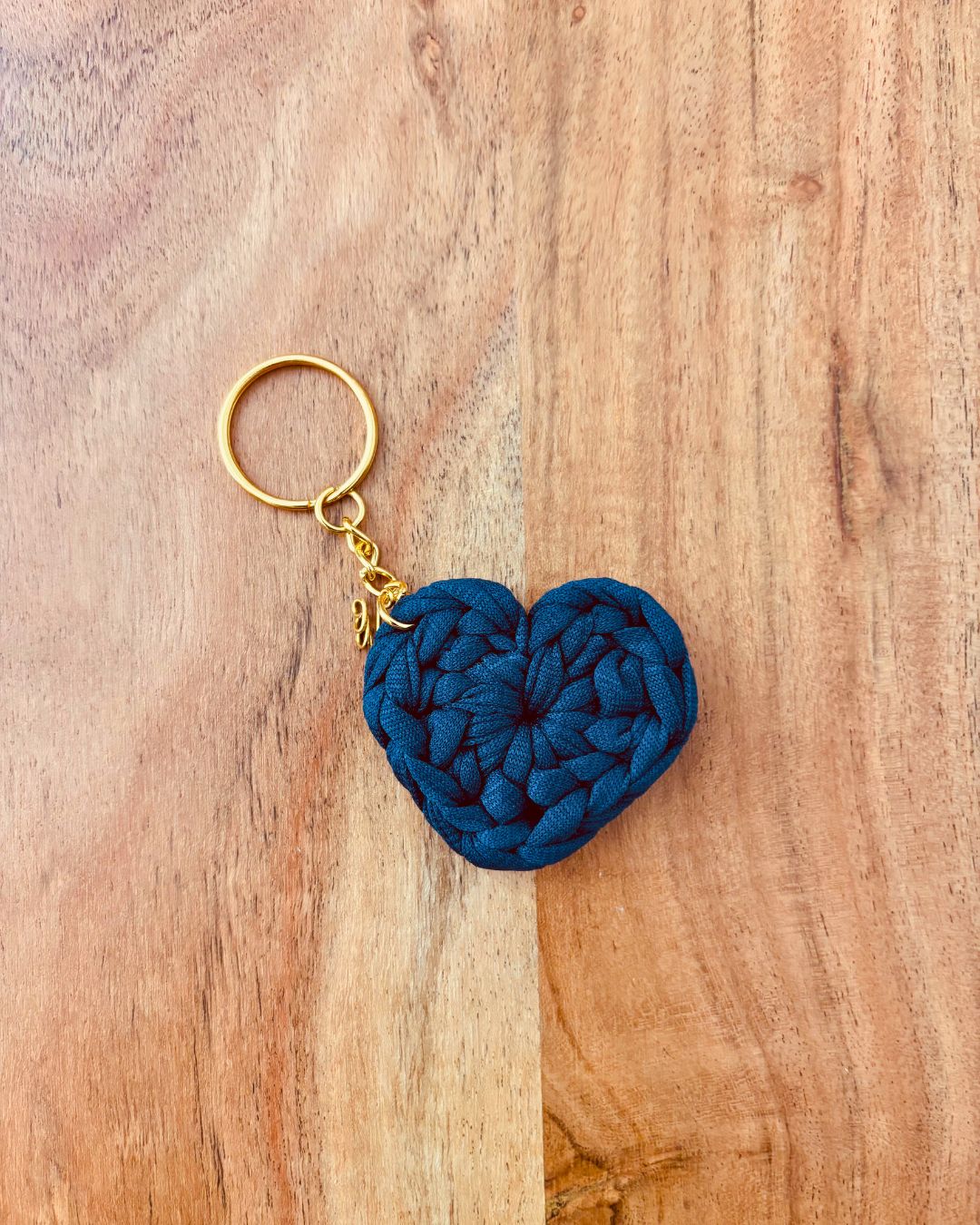 Llavero de Corazón Tejido a Mano Color Azul Marino Atta