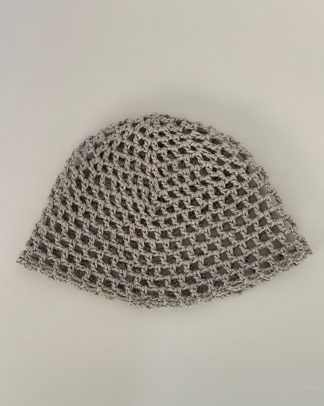 Renatta Silver Mesh Hat: Gorro Gris con Brillo en Tendencia en Crochet