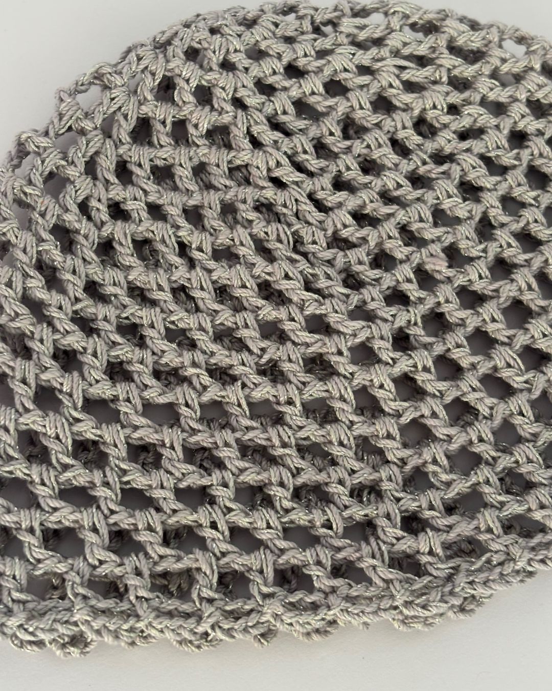 Renatta Silver Mesh Hat: Gorro Gris con Brillo en Tendencia en Crochet
