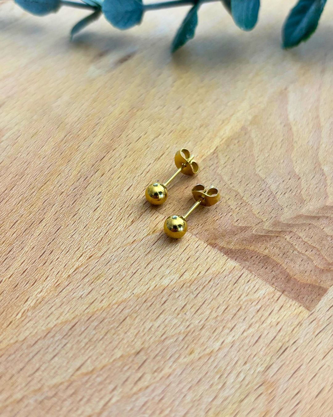 Bundle Lily con REGALO: Collar con Pendant de Bola y Pantallas de Dormilonas de Flor + REGALO Set de Dormilonas de Bolita Stainless Steel + 18K Gold Plated