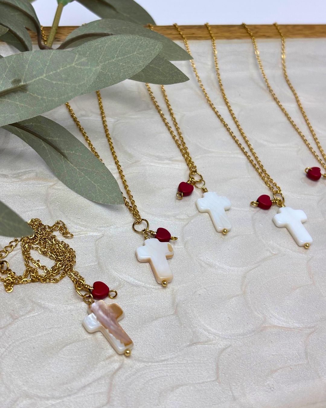 Fué por Amor Cadena Stainless Steel, Cruz Shell y Corazón Rojo Pequeño Madera