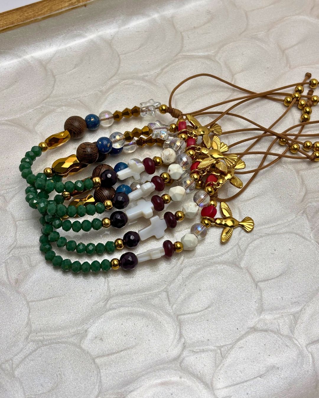 Pulsera Historia de Jesús en Hilo Crema, Beads y Charm de Paloma