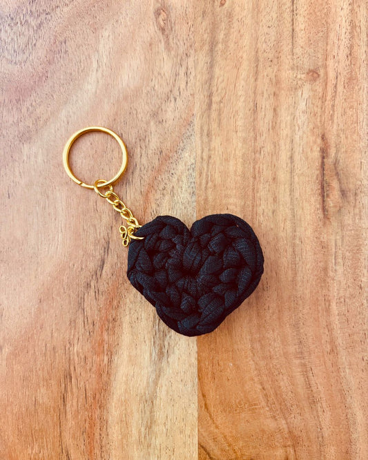 Llavero de Corazón Tejido a Mano Color Negro Atta