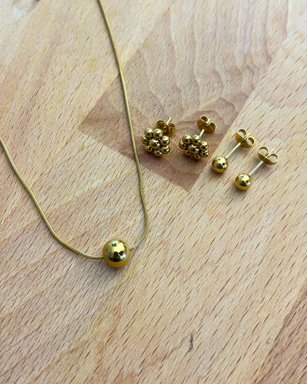 Bundle Lily con REGALO: Collar con Pendant de Bola y Pantallas de Dormilonas de Flor + REGALO Set de Dormilonas de Bolita Stainless Steel + 18K Gold Plated