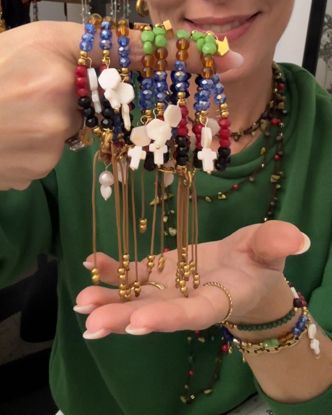 Pulsera Padre Nuestro en Hilo Crema, Beads y Charms
