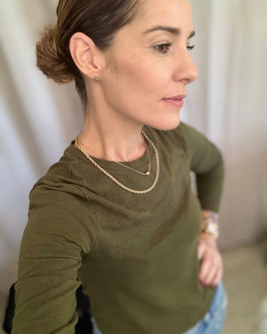 Bundle Lily con REGALO: Collar con Pendant de Bola y Pantallas de Dormilonas de Flor + REGALO Set de Dormilonas de Bolita Stainless Steel + 18K Gold Plated