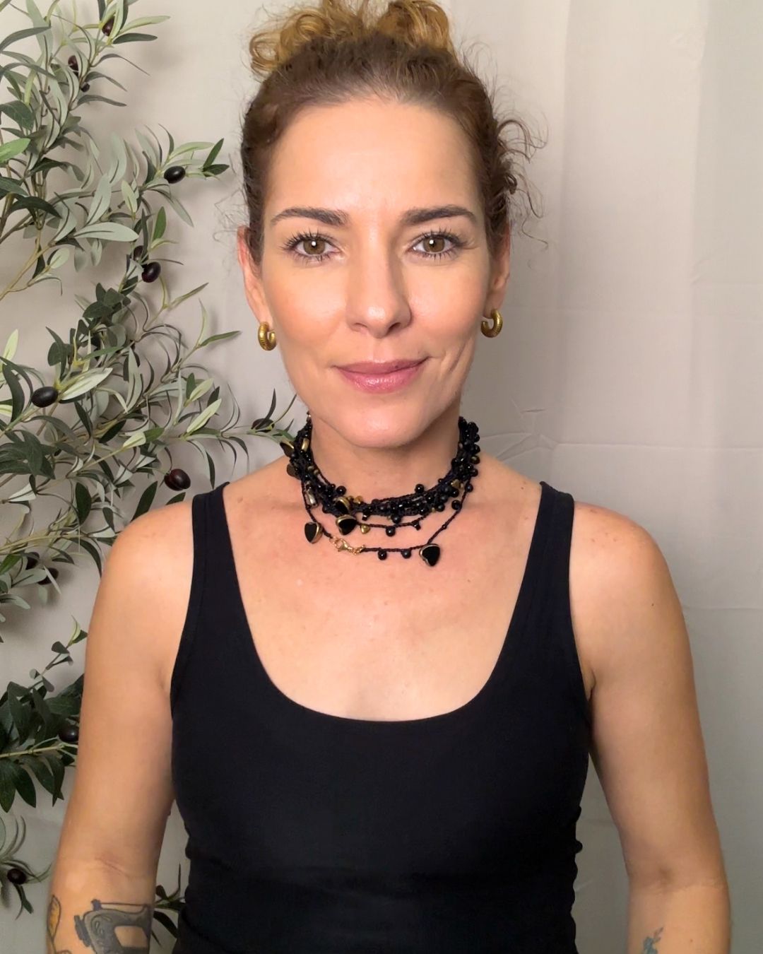 Collar Rut: Mil Formas (Tonos: Negro y Dorado, Bead de Corazón Negro & Hilo: Negro) -  Tejido a Mano en Crochet con Piedras, Cristales y Semipreciosas