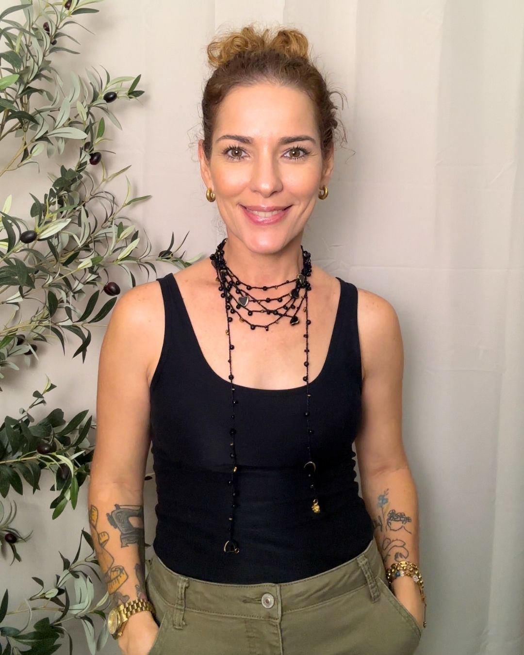 Collar Rut: Mil Formas (Tonos: Negro y Dorado, Bead de Corazón Negro & Hilo: Negro) -  Tejido a Mano en Crochet con Piedras, Cristales y Semipreciosas