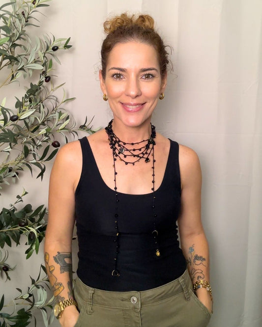 Collar Rut: Mil Formas (Tonos: Negro y Dorado, Bead de Corazón Negro & Hilo: Negro) -  Tejido a Mano en Crochet con Piedras, Cristales y Semipreciosas