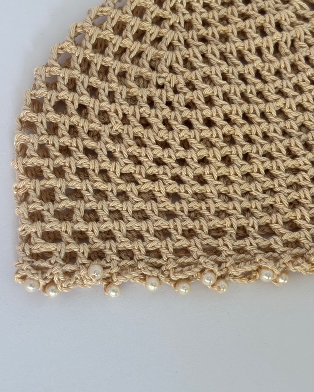 Renatta Cream Pearl Mesh Hat: Gorro Crema con Perlas de Imitación en Tendencia en Crochet