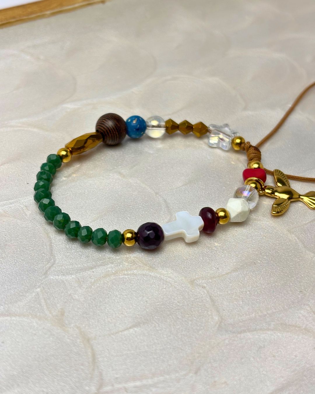 Pulsera Historia de Jesús en Hilo Crema, Beads y Charm de Paloma
